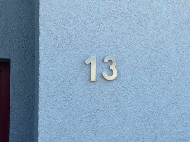 Hausnummer an Hauswand, neben Haustuere